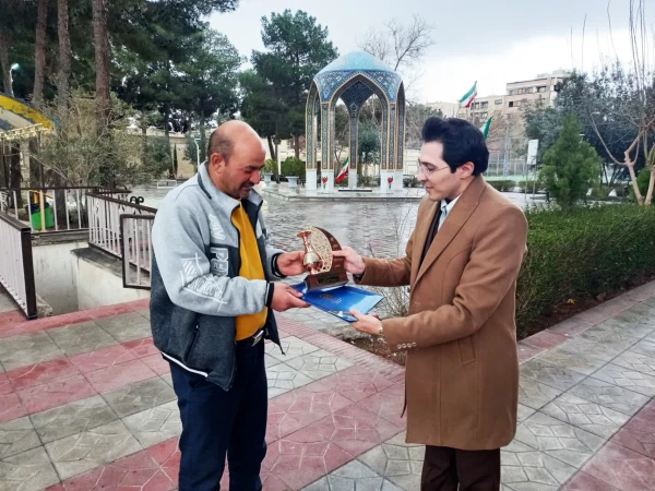 تقدیر از باغبان پردیس باهنر و نامگذاری نهال های کاشته شده به نام شهدا به مناسبت روز درختکاری و هفته محیط زیست 3