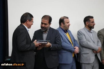 در پنجمین اجلاس استانی نماز اصفهان از دانشگاه فرهنگیان استان بعنوان «دستگاه برتر در امر نماز» تقدیر بعمل آمد.