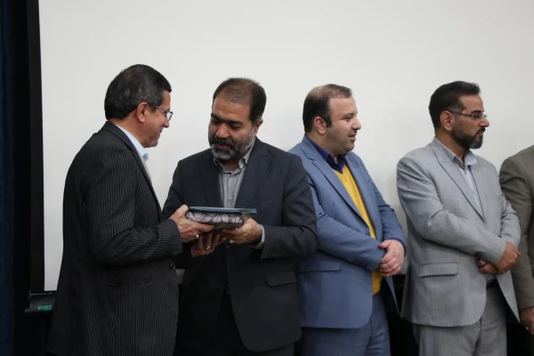 در پنجمین اجلاس استانی نماز اصفهان از دانشگاه فرهنگیان استان بعنوان «دستگاه برتر در امر نماز» تقدیر بعمل آمد. 2