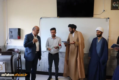 قدردانی از اساتید در مرکز شهید آیت 

قدردانی از اساتید مرکز شهید آیت نجف آباد  به مناسبت هفته معلم و دهه سرآمدی آموزش