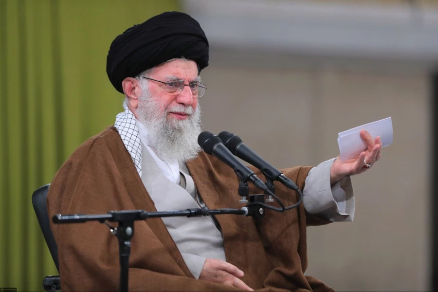 بیانات رهبر معظم انقلاب حضرت آیت الله خامنه ای به مناسبت گرامیداشت روز معلّم 35