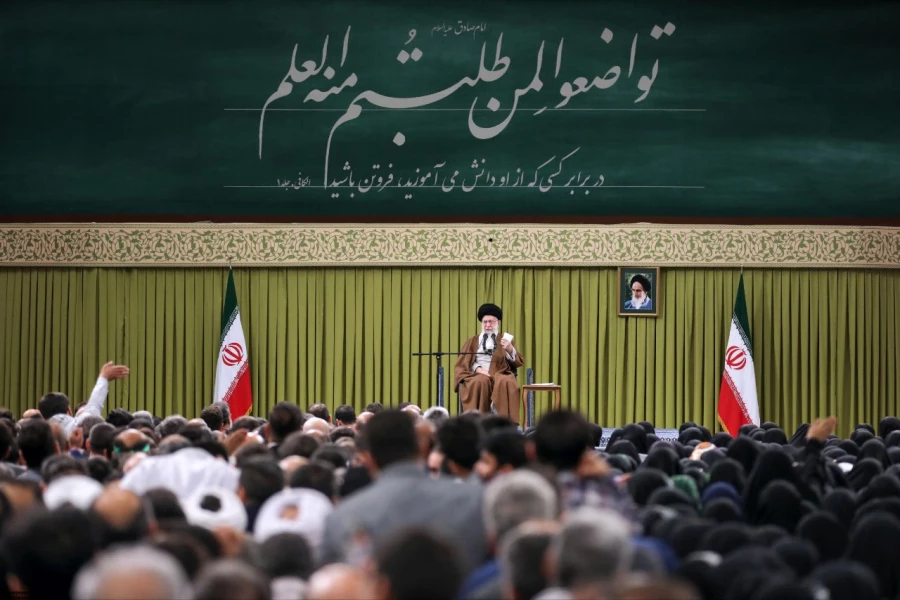 بیانات رهبر معظم انقلاب حضرت آیت الله خامنه ای به مناسبت گرامیداشت روز معلّم 38