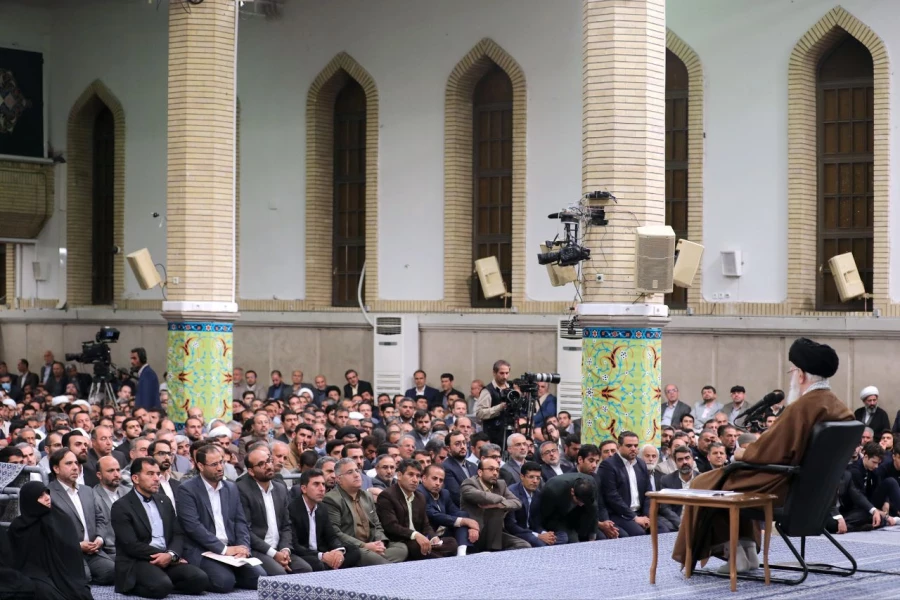 بیانات رهبر معظم انقلاب حضرت آیت الله خامنه ای به مناسبت گرامیداشت روز معلّم 39