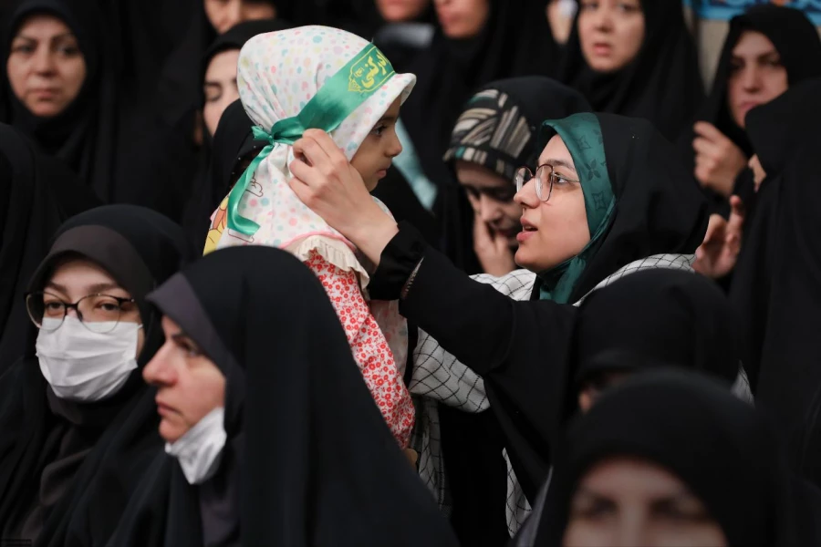 بیانات رهبر معظم انقلاب حضرت آیت الله خامنه ای به مناسبت گرامیداشت روز معلّم 43