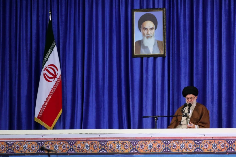 
۱۹ اردیبهشت؛ سالروز حضور رهبرانقلاب به دانشگاه فرهگیان 2