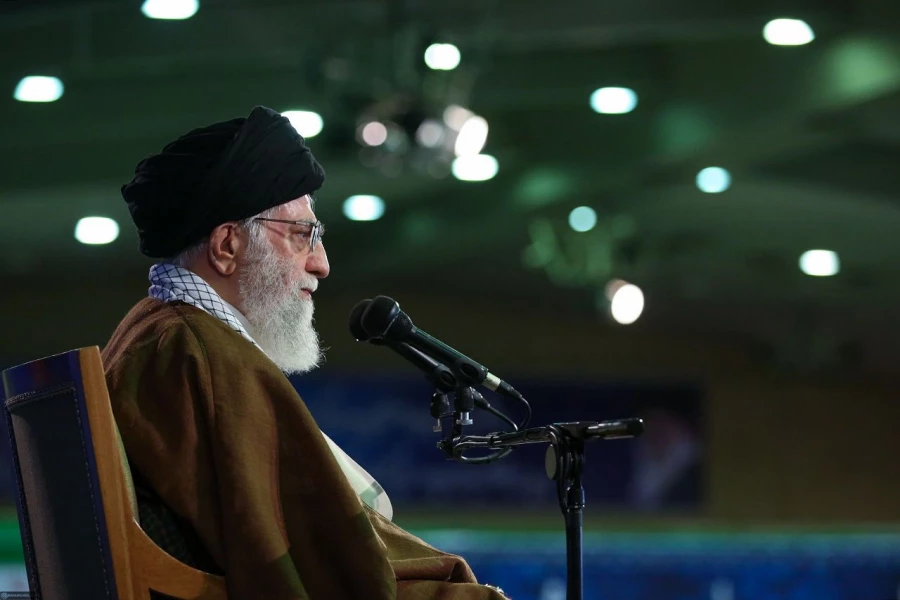 
۱۹ اردیبهشت؛ سالروز حضور رهبرانقلاب به دانشگاه فرهگیان 3