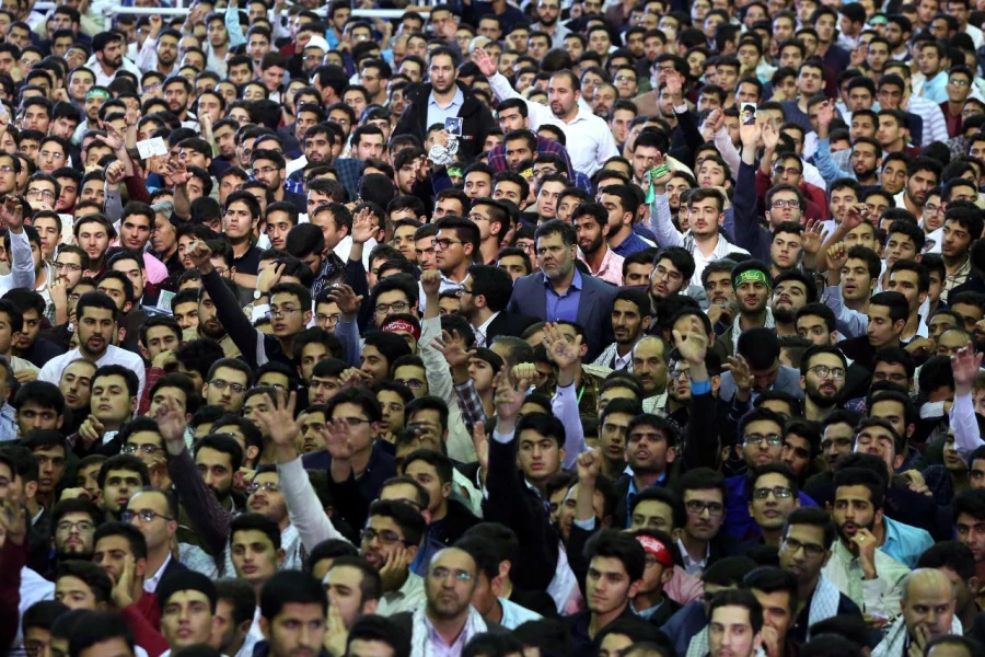 
۱۹ اردیبهشت؛ سالروز حضور رهبرانقلاب به دانشگاه فرهگیان 4