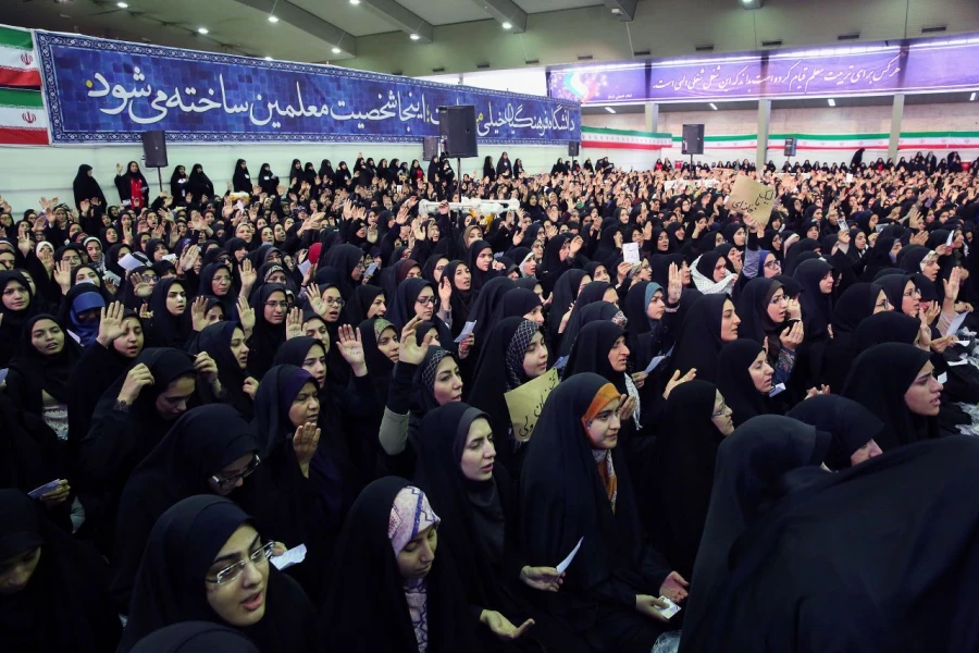 
۱۹ اردیبهشت؛ سالروز حضور رهبرانقلاب به دانشگاه فرهگیان 6