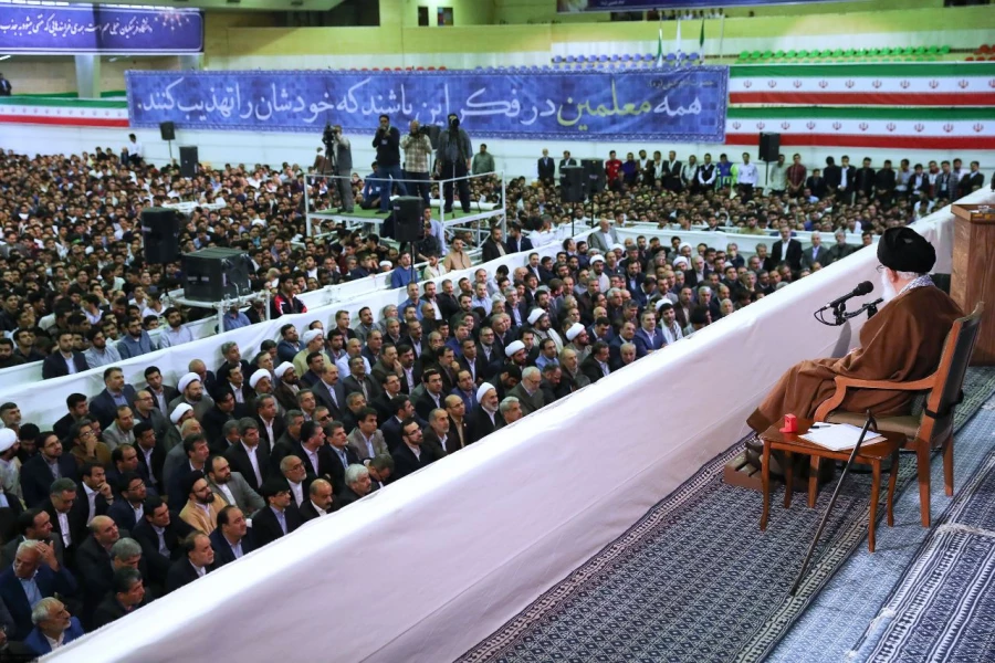 
۱۹ اردیبهشت؛ سالروز حضور رهبرانقلاب به دانشگاه فرهگیان 8