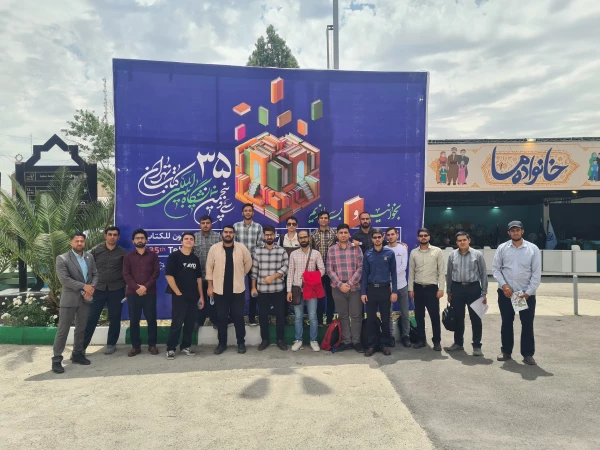 بازدید دانشجومعلمان پردیس شهیدباهنر اصفهان از غرفه دانشگاه فرهنگیان 2