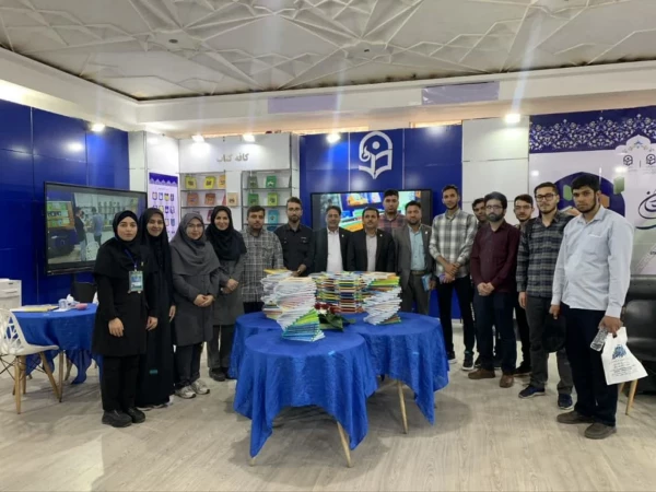 بازدید دانشجومعلمان پردیس شهیدباهنر اصفهان از غرفه دانشگاه فرهنگیان 4