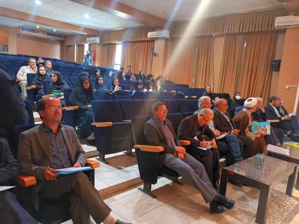 تاریخ شفاهی، یکی از شیوه های پژوهش تاریخی است که به شرح و شناسایی وقایع، رویدادها، حوادث تاریخی، بر اساس دیده ها، شنیده ها و عملکرد شاهدان و ناظران و فعالان آن ماجرا می پردازد. 5