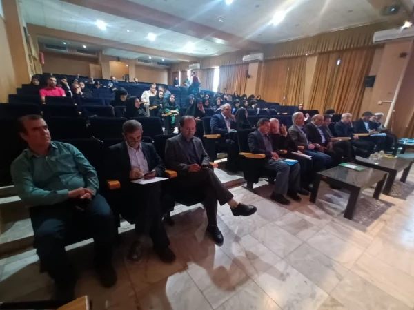 تاریخ شفاهی، یکی از شیوه های پژوهش تاریخی است که به شرح و شناسایی وقایع، رویدادها، حوادث تاریخی، بر اساس دیده ها، شنیده ها و عملکرد شاهدان و ناظران و فعالان آن ماجرا می پردازد. 7