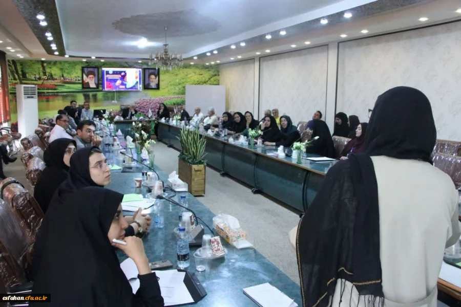 کارگاه های آموزشی و همچنین میزگرد های ریاضی با حضور اساتید مطرح و برجسته ریاضی کشور در پردیس شهید باهنر اصفهان 3