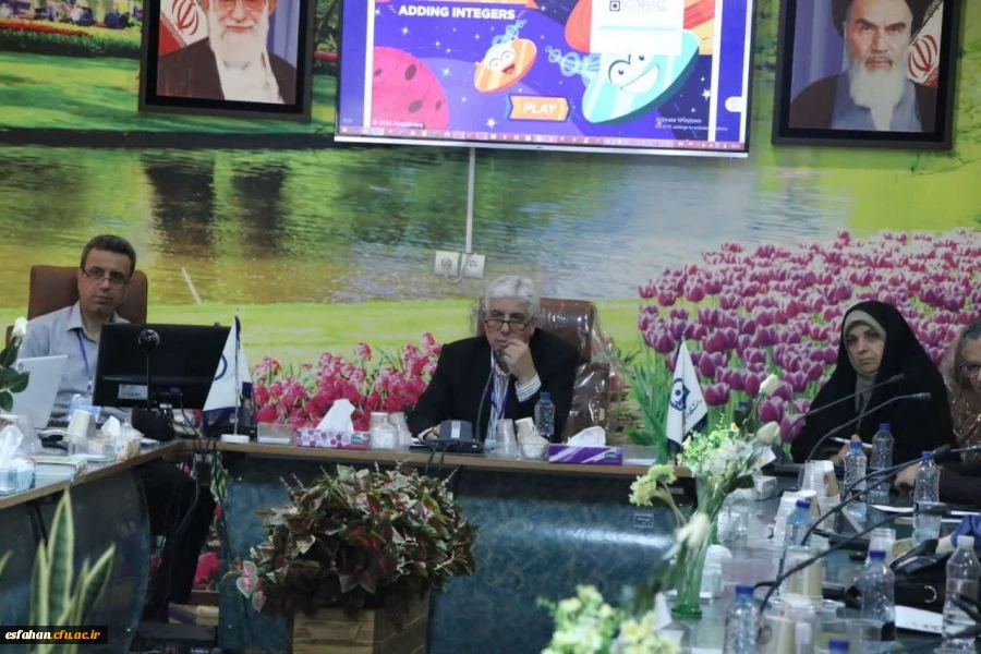 کارگاه های آموزشی و همچنین میزگرد های ریاضی با حضور اساتید مطرح و برجسته ریاضی کشور در پردیس شهید باهنر اصفهان 4