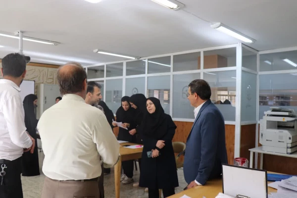 بازدید رئیس دانشگاه فرهنگیان استان از روند ثبت نام دانشجومعلمان ورودی جدید پردیس فاطمه زهرا (س) 9