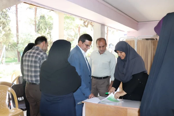 بازدید رئیس دانشگاه فرهنگیان استان از روند ثبت نام دانشجومعلمان ورودی جدید پردیس فاطمه زهرا (س) 10