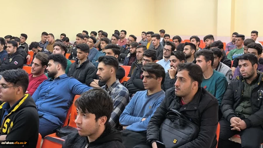 بازدید و برگزاری مراسم پرسش و پاسخ بین دانشجویان و مسئولان در مرکز شهید سلیمانی آران وبیدگل(ساختمان شماره 3 پردیس شهید باهنر اصفهان) 18