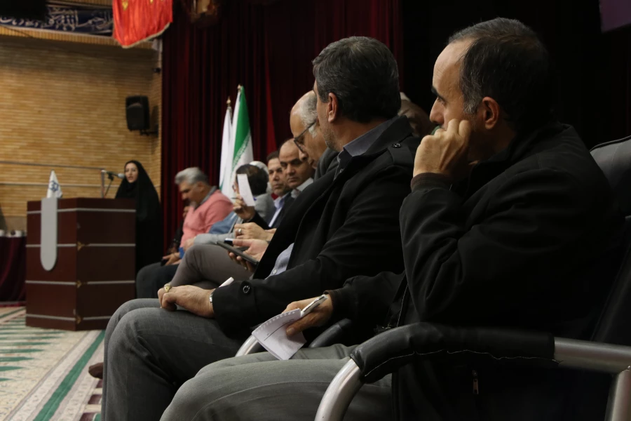 نشست صمیمی مسئولین دانشگاه با دانشجویان در پردیس شهید باهنر اصفهان  11