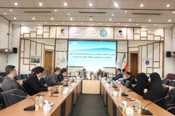 بازدید ریاست، مسئولین و اعضای هیئت علمی دانشگاه فرهنگیان استان اصفهان از شهرک علمی فناوری اصفهان 4