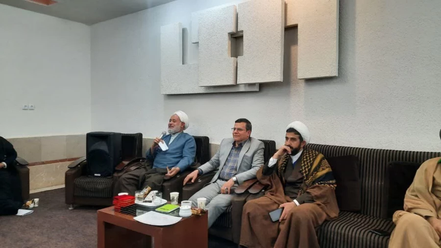 نشست پرسش و پاسخ با حضور علی اکبر کجباف، ریاست دانشگاه فرهنگیان استان اصفهان و علی اصغر حمزه، مسئول نهاد نمایندگی مقام معظم رهبری در محل اقامت دانشجو معلمان 3