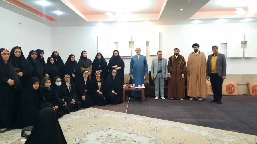 نشست پرسش و پاسخ با حضور علی اکبر کجباف، ریاست دانشگاه فرهنگیان استان اصفهان و علی اصغر حمزه، مسئول نهاد نمایندگی مقام معظم رهبری در محل اقامت دانشجو معلمان 4