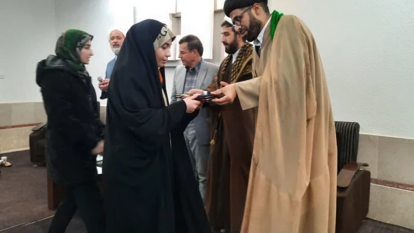 نشست پرسش و پاسخ با حضور علی اکبر کجباف، ریاست دانشگاه فرهنگیان استان اصفهان و علی اصغر حمزه، مسئول نهاد نمایندگی مقام معظم رهبری در محل اقامت دانشجو معلمان 8