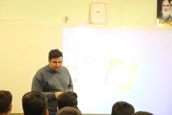 بازدید حمیدرضا ابراهیمی، معاون فرهنگی تربیتی دانشگاه فرهنگیان از برگزاری کارگاه های آموزشی در جشنواره رویش، رسش، حرکت 6