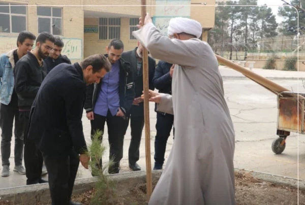 کاشت نهال در دانشگاه فرهنگیان پردیس شهید باهنر اصفهان به مناسبت روز درختکاری  4