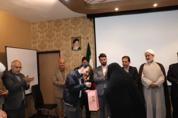 جلسه تکریم از همکاران بازنشسته دانشگاه فرهنگیان استان اصفهان و معرفی همکاران جدید حوزه های حراست و پژوهش و فناوری پردیس فاطمه زهرا (س) با حضور مسئولان مدیریت استان اصفهان  11