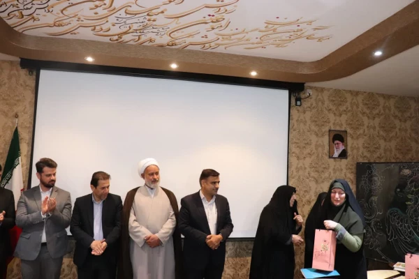 جلسه تکریم از همکاران بازنشسته دانشگاه فرهنگیان استان اصفهان و معرفی همکاران جدید حوزه های حراست و پژوهش و فناوری پردیس فاطمه زهرا (س) با حضور مسئولان مدیریت استان اصفهان  12