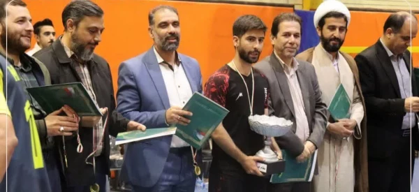 حضور حمیدرضا کاشفی سرپرست دانشگاه فرهنگیان استان اصفهان، همراه با دیگر میهمانان ویژه در مراسم اختتامیه مسابقات رده بندی،فینال و اختتامیه لیگ فوتسال دانشجویی دانشگاه فرهنگیان استان اصفهان 3