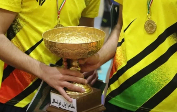 حضور حمیدرضا کاشفی سرپرست دانشگاه فرهنگیان استان اصفهان، همراه با دیگر میهمانان ویژه در مراسم اختتامیه مسابقات رده بندی،فینال و اختتامیه لیگ فوتسال دانشجویی دانشگاه فرهنگیان استان اصفهان 5