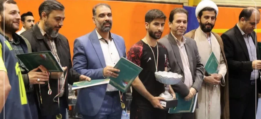 حضور حمیدرضا کاشفی سرپرست دانشگاه فرهنگیان استان اصفهان، همراه با دیگر میهمانان ویژه در مراسم اختتامیه مسابقات رده بندی،فینال و اختتامیه لیگ فوتسال دانشجویی دانشگاه فرهنگیان استان اصفهان 6