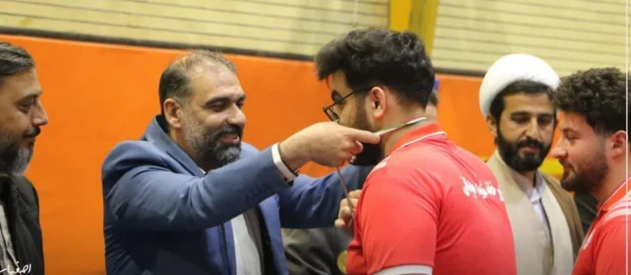 حضور حمیدرضا کاشفی سرپرست دانشگاه فرهنگیان استان اصفهان، همراه با دیگر میهمانان ویژه در مراسم اختتامیه مسابقات رده بندی،فینال و اختتامیه لیگ فوتسال دانشجویی دانشگاه فرهنگیان استان اصفهان 7