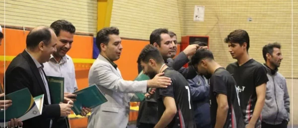 حضور حمیدرضا کاشفی سرپرست دانشگاه فرهنگیان استان اصفهان، همراه با دیگر میهمانان ویژه در مراسم اختتامیه مسابقات رده بندی،فینال و اختتامیه لیگ فوتسال دانشجویی دانشگاه فرهنگیان استان اصفهان 9