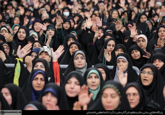 دانشگاه فرهنگیان متعلق به آموزش و پرورش است. اینکه حالا گاهی بین بعضی از محافل صحبت شده که این را ملحق کنند به فلان دانشگاه دیگر، این مصلحت نیست. این مال آموزش و پرورش است باید در اختیار آموزش و پرورش باشد. دانشگاه فرهنگیان محل تربیت همان عنصری است که آن 