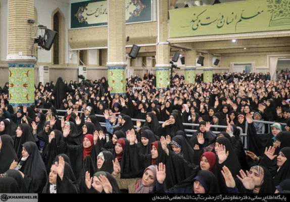 دانشگاه فرهنگیان متعلق به آموزش و پرورش است. اینکه حالا گاهی بین بعضی از محافل صحبت شده که این را ملحق کنند به فلان دانشگاه دیگر، این مصلحت نیست. این مال آموزش و پرورش است باید در اختیار آموزش و پرورش باشد. دانشگاه فرهنگیان محل تربیت همان عنصری است که آن 