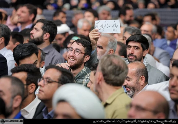 دانشگاه فرهنگیان متعلق به آموزش و پرورش است. اینکه حالا گاهی بین بعضی از محافل صحبت شده که این را ملحق کنند به فلان دانشگاه دیگر، این مصلحت نیست. این مال آموزش و پرورش است باید در اختیار آموزش و پرورش باشد. دانشگاه فرهنگیان محل تربیت همان عنصری است که آن 