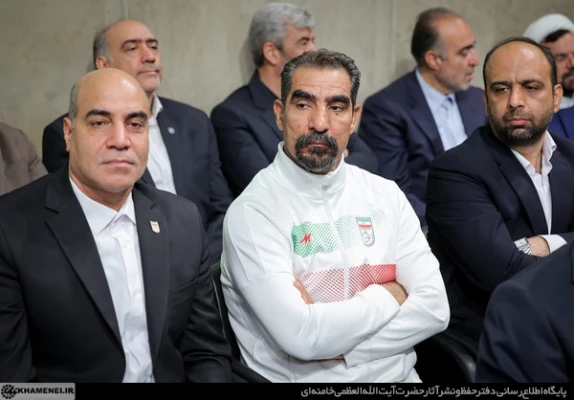 دانشگاه فرهنگیان متعلق به آموزش و پرورش است. اینکه حالا گاهی بین بعضی از محافل صحبت شده که این را ملحق کنند به فلان دانشگاه دیگر، این مصلحت نیست. این مال آموزش و پرورش است باید در اختیار آموزش و پرورش باشد. دانشگاه فرهنگیان محل تربیت همان عنصری است که آن 