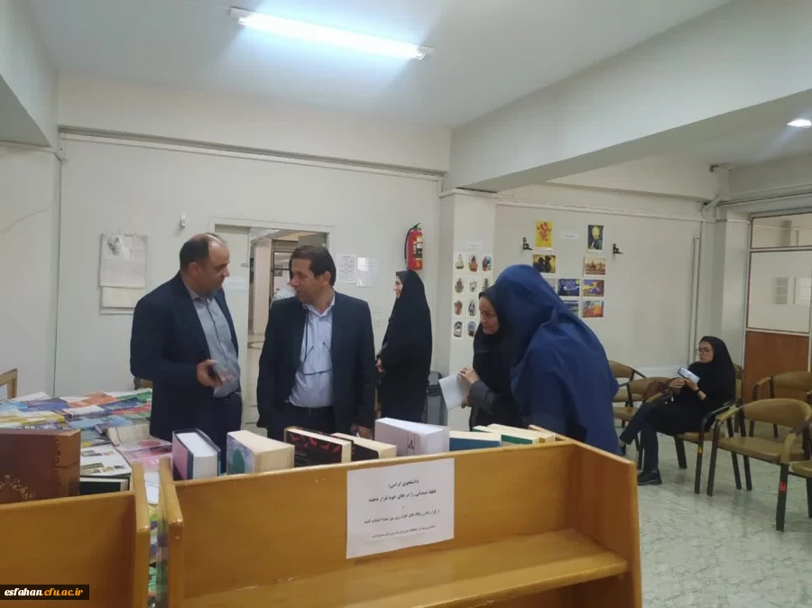 بازدید سرپرست دانشگاه فرهنگیان  استان اصفهان ازنمایشگاه کتاب و آثار اساتید هنر دانشگاه فرهنگیان  6