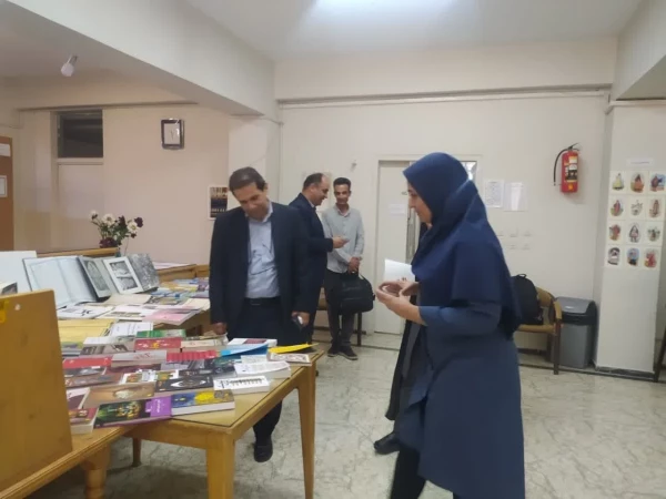 درطول برگزاری این رویداد بازدید سرپرست دانشگاه فرهنگیان  استان اصفهان و همچنین مدیرکل آموزش و پرورش استان اصفهان ازنمایشگاه کتاب و آثار اساتید هنر دانشگاه فرهنگیان  6