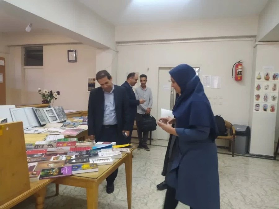 درطول برگزاری این رویداد بازدید سرپرست دانشگاه فرهنگیان  استان اصفهان و همچنین مدیرکل آموزش و پرورش استان اصفهان ازنمایشگاه کتاب و آثار اساتید هنر دانشگاه فرهنگیان  6