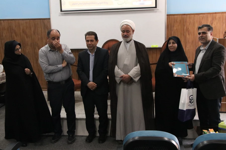 همایش بزرگداشت روز روابط عمومی و ارتباطات و تجلیل از کارشناسان روابط عمومی و یاوران رسانه 18