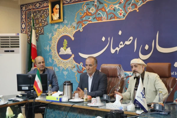 نشست صمیمی ریاست، مسئولین و دانشجویان دانشگاه فرهنگیان استان اصفهان با استاد برجسته هنر و نگارگری، استاد مجید صادق زاده  3