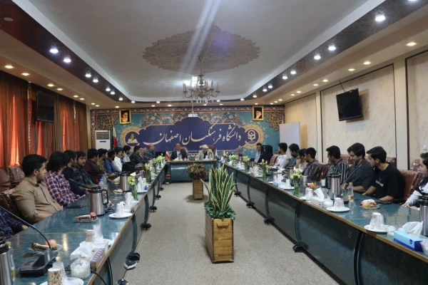 نشست صمیمی ریاست، مسئولین و دانشجویان دانشگاه فرهنگیان استان اصفهان با استاد برجسته هنر و نگارگری، استاد مجید صادق زاده  6