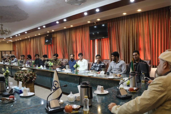 نشست صمیمی ریاست، مسئولین و دانشجویان دانشگاه فرهنگیان استان اصفهان با استاد برجسته هنر و نگارگری، استاد مجید صادق زاده  7