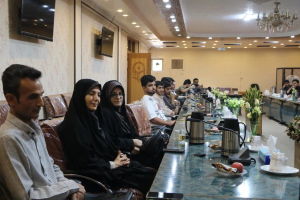 نشست صمیمی ریاست، مسئولین و دانشجویان دانشگاه فرهنگیان استان اصفهان با استاد برجسته هنر و نگارگری، استاد مجید صادق زاده  9