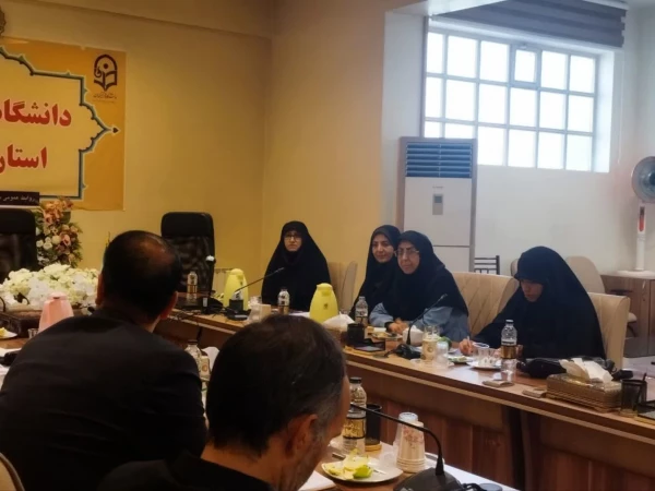 نشست صمیمی سید هاشم برقعی، معاون فرهنگی دانشگاه فرهنگیان اصفهان با پیشکسوتان حوزه فرهنگ و هنر 4