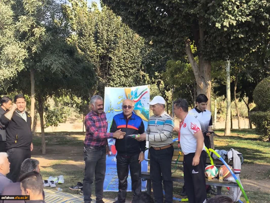 پیاده روی به مناسبت هفته تربیت بدنی  با حضور سرپرست دانشگاه فرهنگیان استان اصفهان، همکاران مدیریت استان، اساتید، دانشجومعلمان و همکاران پردیس ها و مراکز دانشگاه فرهنگیان استان اصفهان 5